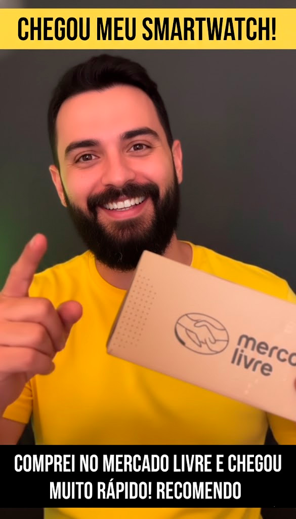 Cliente feliz mostrando smartwatch do Mercado Livre