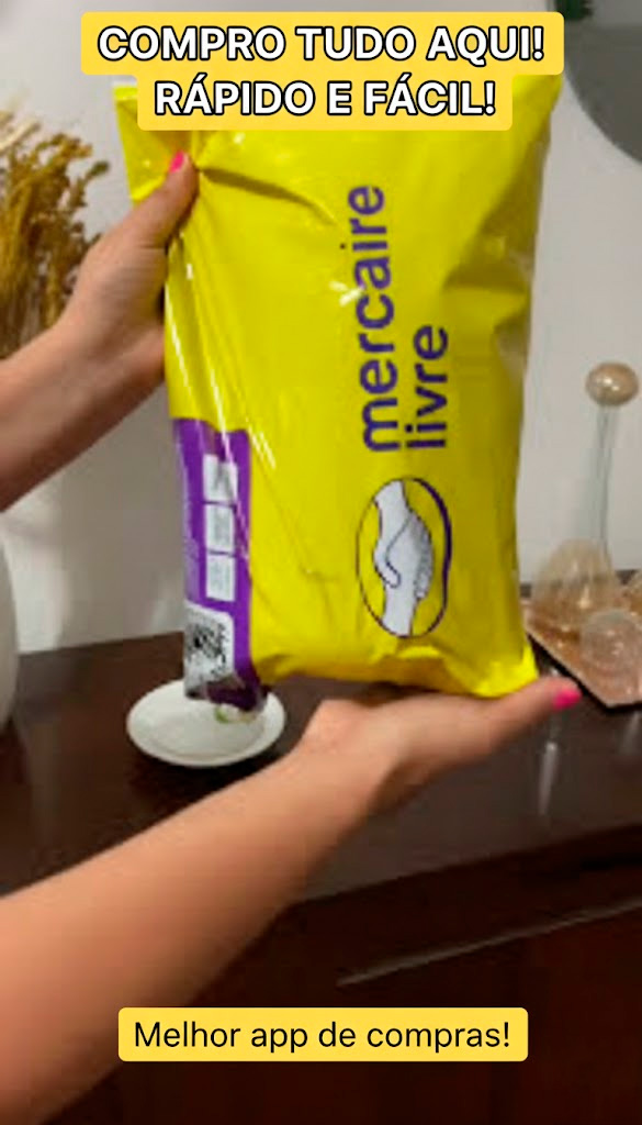 Cliente mostrando pacote amarelo do Mercado Livre